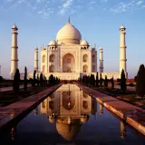 Das Taj Mahal, erbaut ab 1632, spiegelt sich im Wasser. Ein Meisterwerk der Architektur.