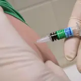 Spritze mit Typhus-Impfstoff wird in den Arm injiziert. Wichtig für Reisen nach Thailand.