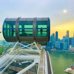 Blick aus einer Gondel des Singapore Flyer auf die Skyline. Die Frage, ob Singapur sicher ist, wird durch die friedliche Szenerie beantwortet.