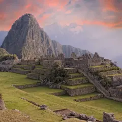 Die Inka-Ruinen von Machu Picchu, eingebettet in die Anden. Ein atemberaubender Anblick, der die Frage aufwirft: wo liegt Machu Picchu?