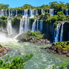 Iguazú-Wasserfälle in Argentinien: Ein Boot nähert sich den tosenden Wassermassen. Sicherheit wird hier großgeschrieben, damit Besucher dieses Naturwunder unbesorgt genießen können.
