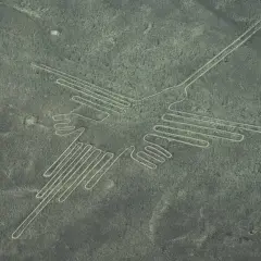 Kolibri-Geoglyph der Nasca-Linien, ein riesiges Kunstwerk in der Wüste Perus, das nur aus der Luft erkennbar ist.