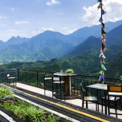 Balkon mit Tischen und Stühlen in Sapa, Vietnam, bietet einen atemberaubenden Blick auf grüne Berge.