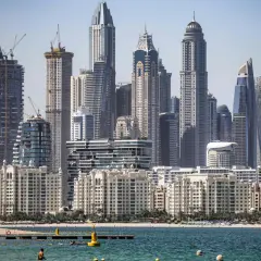 Moderne Skyline von Dubai mit Wolkenkratzern und einem Strand. Die Stadt bietet exzellente medizinische Versorgung Dubai für Touristen und Einwohner.