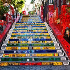 Bunte Fliesen zieren die Escadaria Selarón in Santa Teresa, Rio. Ein Kunstwerk, das die Seele Brasiliens widerspiegelt.