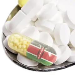 Eine Kapsel mit kenianischer Flagge auf einem Löffel voller Pillen, die auf die Bekämpfung von Malaria in Kenia, Diani Beach, hinweisen.