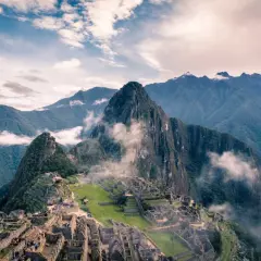 Machu Picchu, ein Inka-Wunder in den Anden nahe Cusco, Peru, ragt majestätisch aus dem Nebel.