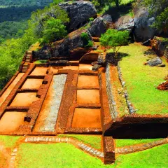 Ruinen der alten Festung Sigiriya Sri Lanka, mit Terrassen, Mauern und Treppen, umgeben von üppiger Vegetation.