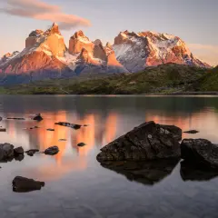 Sonnenuntergang über den Torres del Paine, Chile. Majestätische Berge spiegeln sich im ruhigen Wasser. Atemberaubende chile natur.