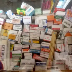 Reiseapotheke Marokko: Bunte Mischung aus Medikamentenpackungen, darunter Cetriliv, Tylenol und diverse andere Arzneimittel.