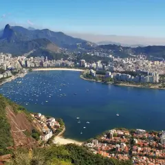 Bucht von Rio de Janeiro mit vielen Segelbooten. Die beste Reisezeit für Rio ist oft im Sommer, wenn die Stadt in voller Blüte steht.