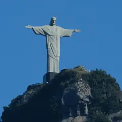 Die berühmte Christusstatue in Rio de Janeiro, ein Wahrzeichen Brasiliens, thront auf einem Berg.