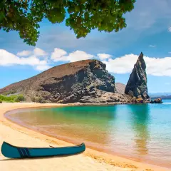 Traumhafte Bucht mit Kanu am Strand. Die **Ecuador Reisewarnung** betrifft nicht diese idyllische Szenerie, die zum Erkunden einlädt.