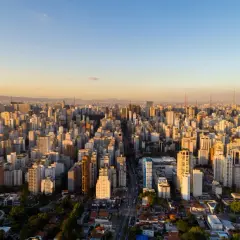 Blick über die riesige Stadtlandschaft von São Paulo bei Sonnenuntergang. Die Frage, wie viel Einwohner hat São Paulo, wird durch diese schier endlose Häusermeer beantwortet.
