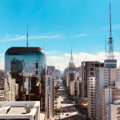 Blick über die Sao Paulo Stadt mit ihren Wolkenkratzern und Antennen unter blauem Himmel.
