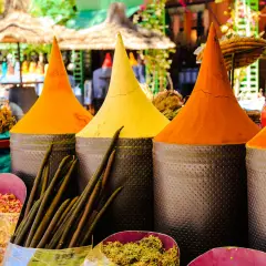 Bunte Gewürzkegel auf einem marokko markt. Getrocknete Kräuter und Gewürze in Säcken.
