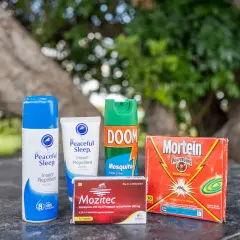 Schutz vor Malaria in Tansania: Insektenschutzmittel und Medikamente wie Mozitec helfen, Mücken fernzuhalten.