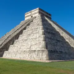 Die beeindruckende aztekische Pyramide erhebt sich vor strahlend blauem Himmel. Ihre steinernen Stufen laden zu einer Reise in die Vergangenheit ein.