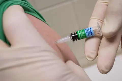 Spritze mit Typhus-Impfstoff wird in den Arm injiziert. Wichtig für Reisen nach Thailand.