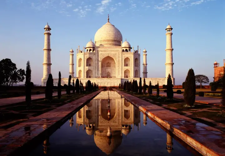 Das Taj Mahal, erbaut ab 1632, spiegelt sich im Wasser. Ein Meisterwerk der Architektur.