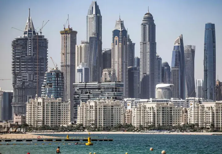 Moderne Skyline von Dubai mit Wolkenkratzern und einem Strand. Die Stadt bietet exzellente medizinische Versorgung Dubai für Touristen und Einwohner.