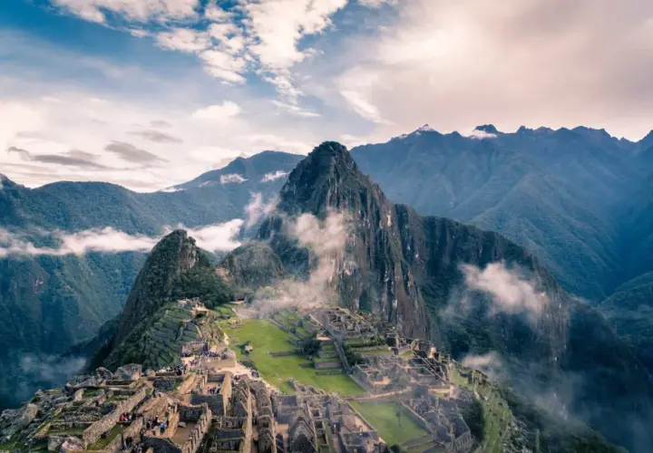 Machu Picchu, ein Inka-Wunder in den Anden nahe Cusco, Peru, ragt majestätisch aus dem Nebel.