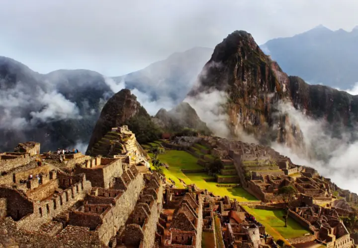 Der Inka-Tempel Machu Picchu, umgeben von nebelverhangenen Bergen, thront majestätisch auf einem Berggipfel.