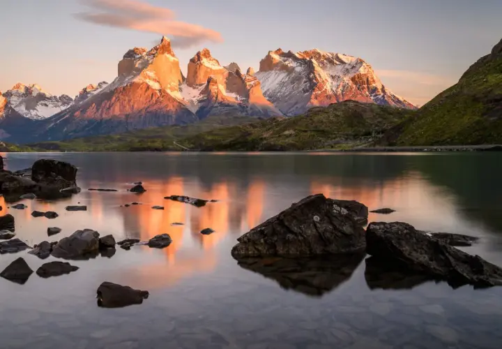 Sonnenuntergang über den Torres del Paine, Chile. Majestätische Berge spiegeln sich im ruhigen Wasser. Atemberaubende chile natur.
