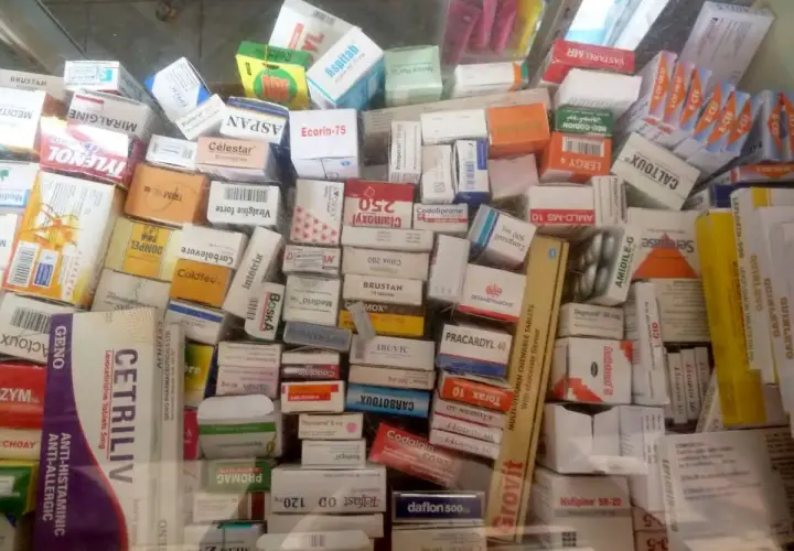Reiseapotheke Marokko: Bunte Mischung aus Medikamentenpackungen, darunter Cetriliv, Tylenol und diverse andere Arzneimittel.
