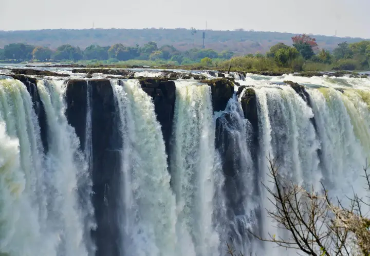 Tosende Victoriafälle stürzen in die Tiefe. Die beste Reisezeit für dieses Naturspektakel ist die Trockenzeit, wenn das Wasser am höchsten steht.