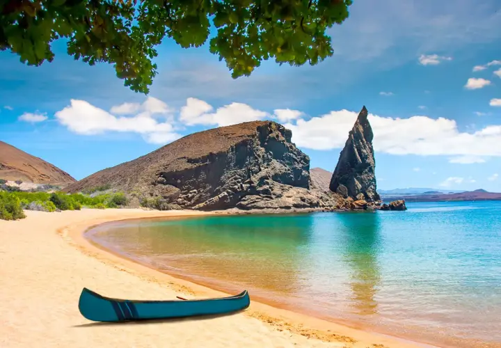 Traumhafte Bucht mit Kanu am Strand. Die **Ecuador Reisewarnung** betrifft nicht diese idyllische Szenerie, die zum Erkunden einlädt.