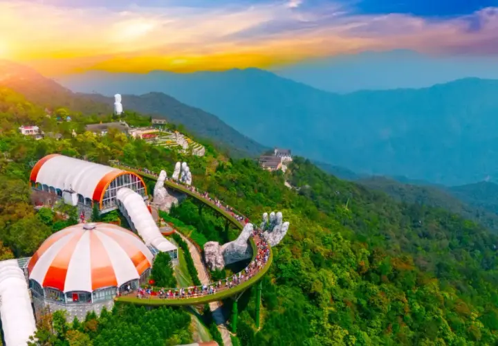 Goldene Brücke in Vietnam, gehalten von riesigen Händen. Perfektes Wetter im September für diese Aussicht.