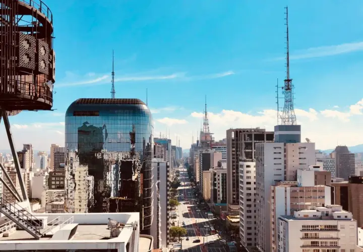 Blick über die Sao Paulo Stadt mit ihren Wolkenkratzern und Antennen unter blauem Himmel.