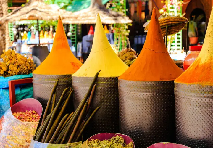Bunte Gewürzkegel auf einem marokko markt. Getrocknete Kräuter und Gewürze in Säcken.