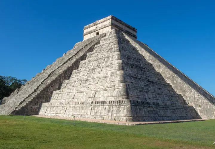 Die beeindruckende aztekische Pyramide erhebt sich vor strahlend blauem Himmel. Ihre steinernen Stufen laden zu einer Reise in die Vergangenheit ein.
