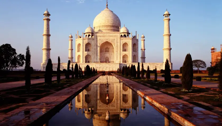 Das Taj Mahal, erbaut ab 1632, spiegelt sich im Wasser. Ein Meisterwerk der Architektur.