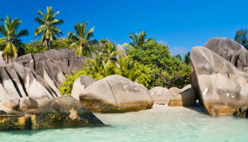 Traumhafte Seychellen-Strände mit Granitfelsen und Palmen. Vorsicht vor Mücken, die das Zika-Virus übertragen können.