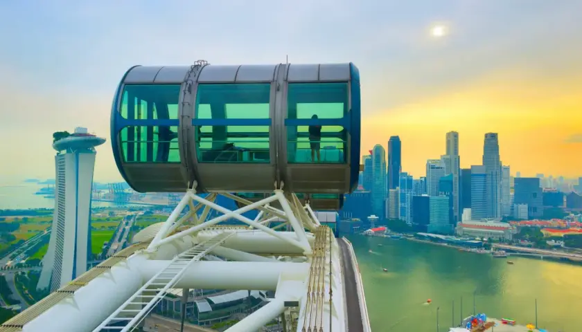 Blick aus einer Gondel des Singapore Flyer auf die Skyline. Die Frage, ob Singapur sicher ist, wird durch die friedliche Szenerie beantwortet.