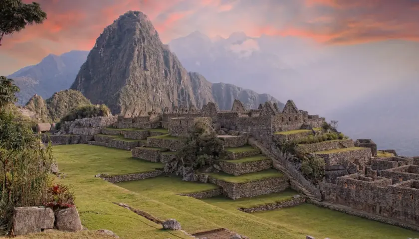 Die Inka-Ruinen von Machu Picchu, eingebettet in die Anden. Ein atemberaubender Anblick, der die Frage aufwirft: wo liegt Machu Picchu?