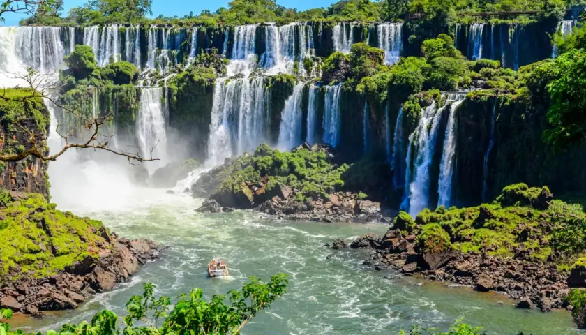 Iguazú-Wasserfälle in Argentinien: Ein Boot nähert sich den tosenden Wassermassen. Sicherheit wird hier großgeschrieben, damit Besucher dieses Naturwunder unbesorgt genießen können.