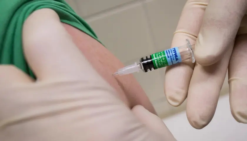 Spritze mit Typhus-Impfstoff wird in den Arm injiziert. Wichtig für Reisen nach Thailand.