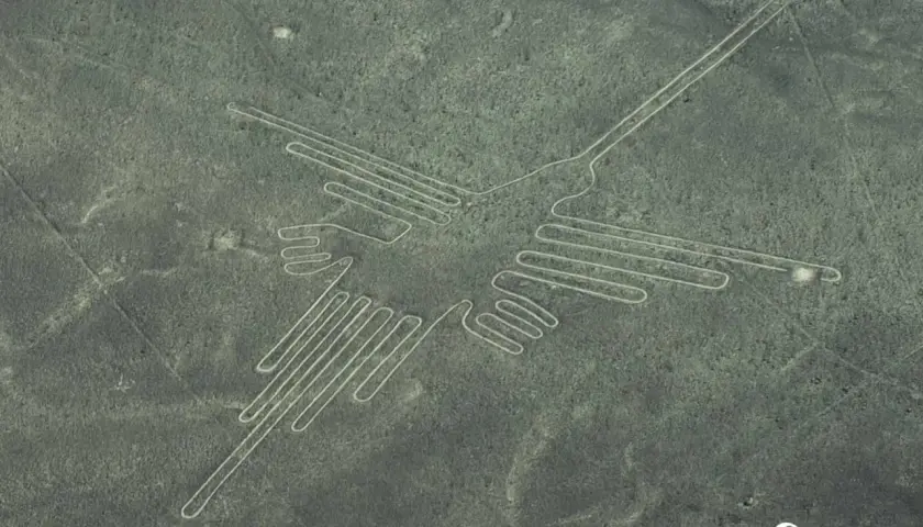 Kolibri-Geoglyph der Nasca-Linien, ein riesiges Kunstwerk in der Wüste Perus, das nur aus der Luft erkennbar ist.