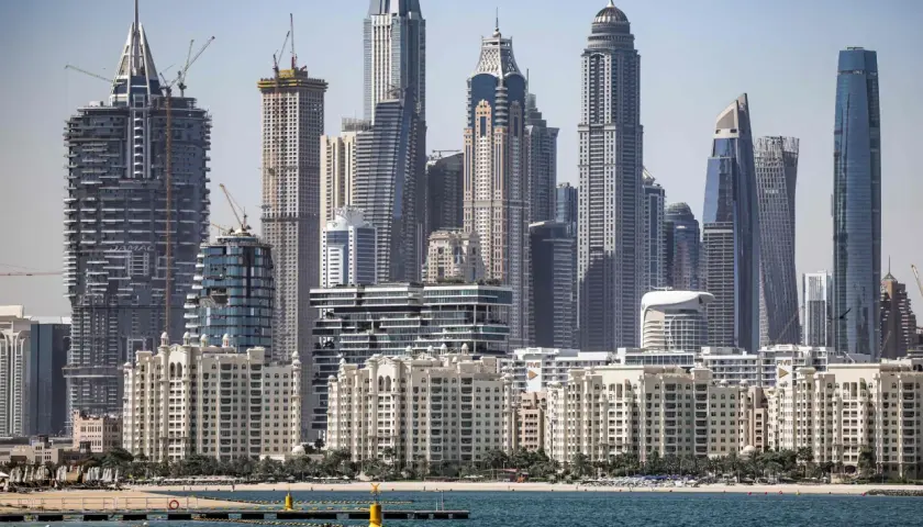 Moderne Skyline von Dubai mit Wolkenkratzern und einem Strand. Die Stadt bietet exzellente medizinische Versorgung Dubai für Touristen und Einwohner.