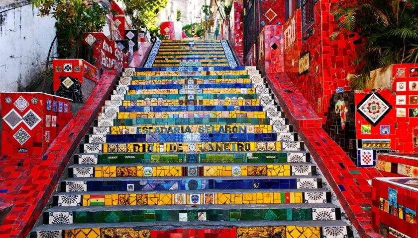 Bunte Fliesen zieren die Escadaria Selarón in Santa Teresa, Rio. Ein Kunstwerk, das die Seele Brasiliens widerspiegelt.