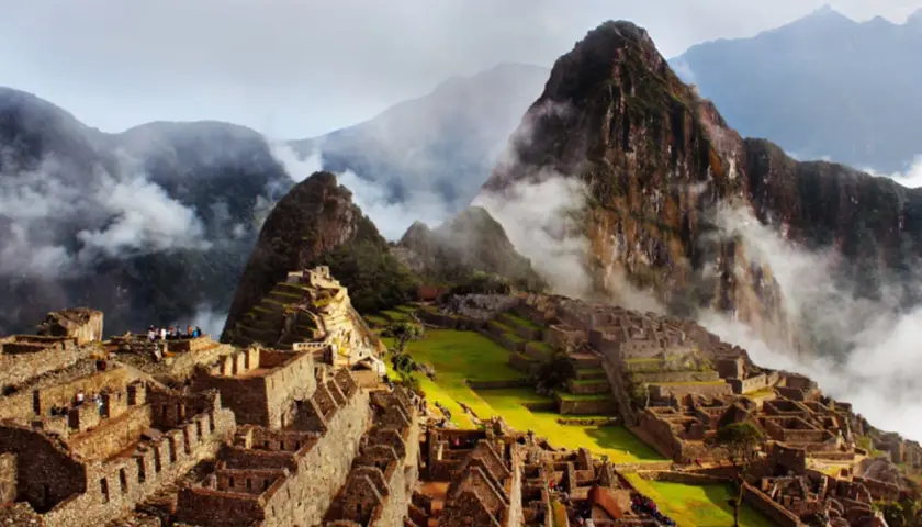 Der Inka-Tempel Machu Picchu, umgeben von nebelverhangenen Bergen, thront majestätisch auf einem Berggipfel.