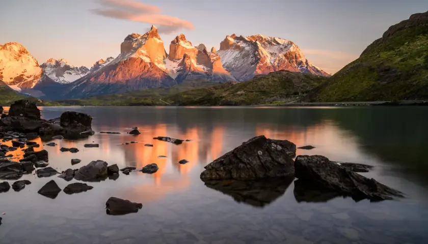 Sonnenuntergang über den Torres del Paine, Chile. Majestätische Berge spiegeln sich im ruhigen Wasser. Atemberaubende chile natur.