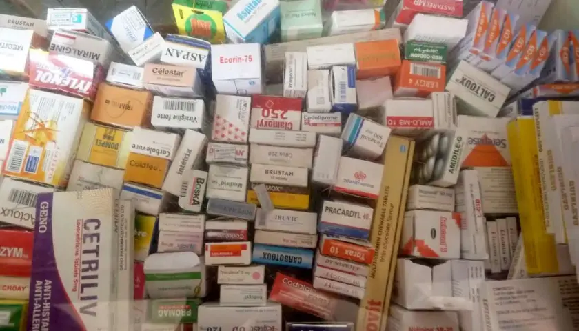 Reiseapotheke Marokko: Bunte Mischung aus Medikamentenpackungen, darunter Cetriliv, Tylenol und diverse andere Arzneimittel.