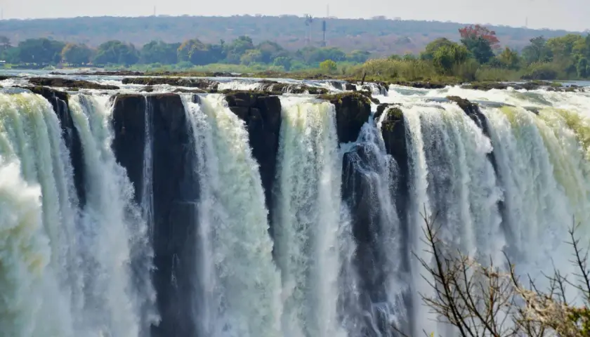 Tosende Victoriafälle stürzen in die Tiefe. Die beste Reisezeit für dieses Naturspektakel ist die Trockenzeit, wenn das Wasser am höchsten steht.