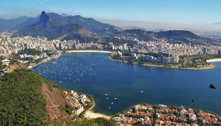 Bucht von Rio de Janeiro mit vielen Segelbooten. Die beste Reisezeit für Rio ist oft im Sommer, wenn die Stadt in voller Blüte steht.