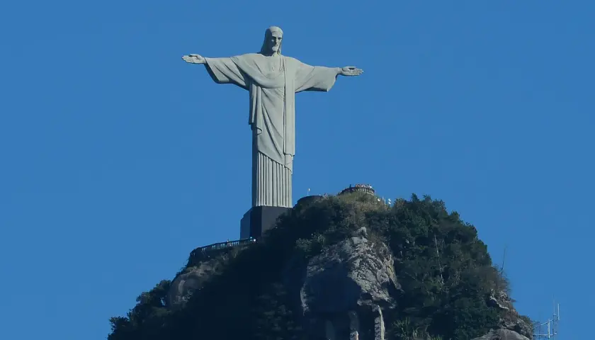Die berühmte Christusstatue in Rio de Janeiro, ein Wahrzeichen Brasiliens, thront auf einem Berg.